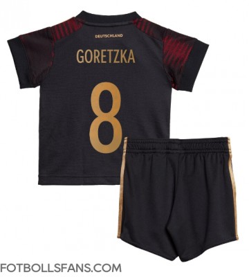Tyskland Leon Goretzka #8 Replika Bortatröja Barn VM 2022 Kortärmad (+ Korta byxor)